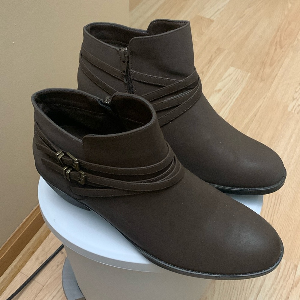 Brand New easy street comforter wave brown boots size 11 W